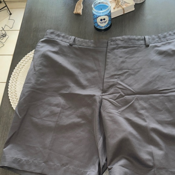 Van Heusen Men's Charcoal Flat Front Shorts - Picture 1 of 4